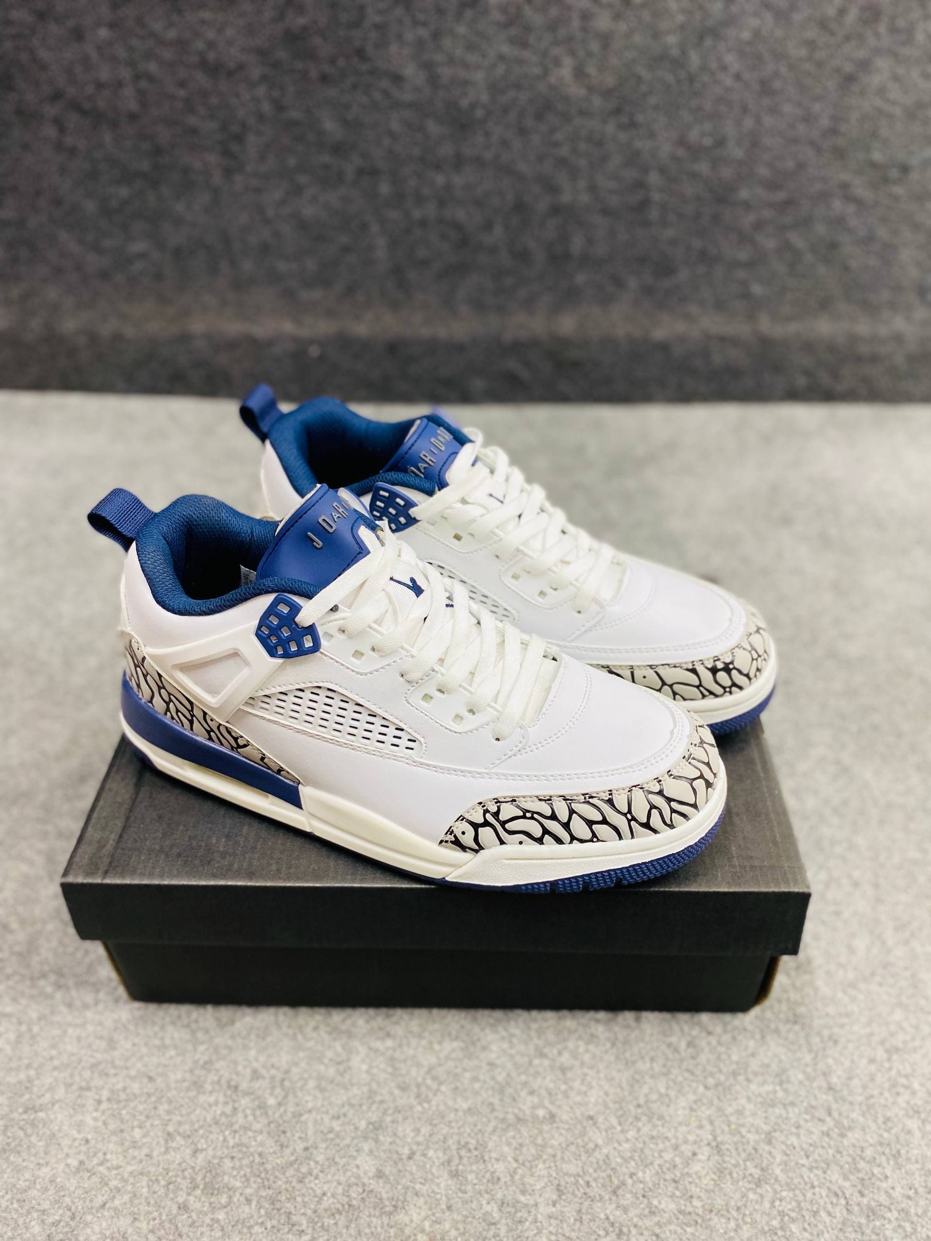 Air Jordan 4 - Image 3