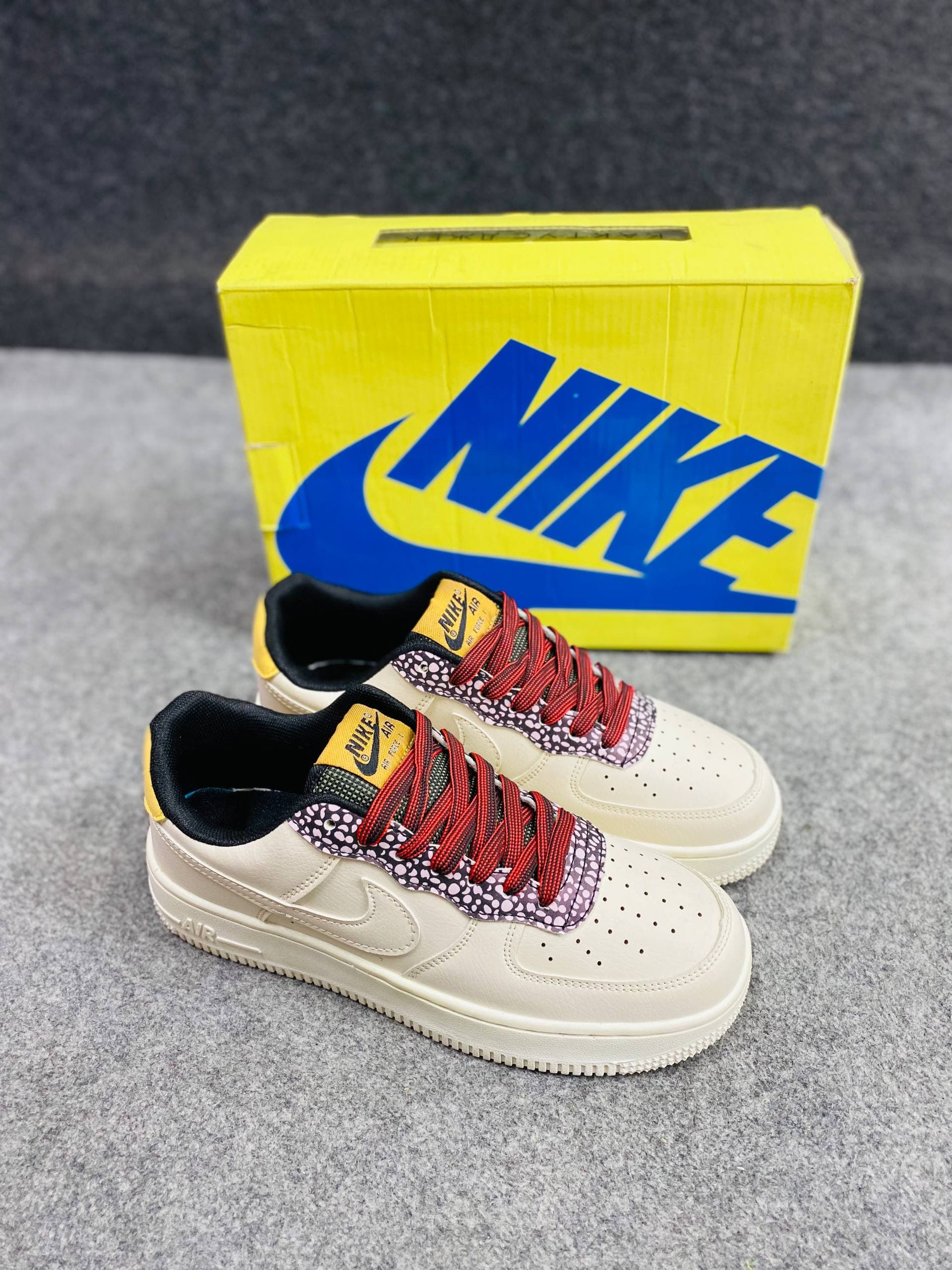 Air Force 1 Low – Cream / Red Lace