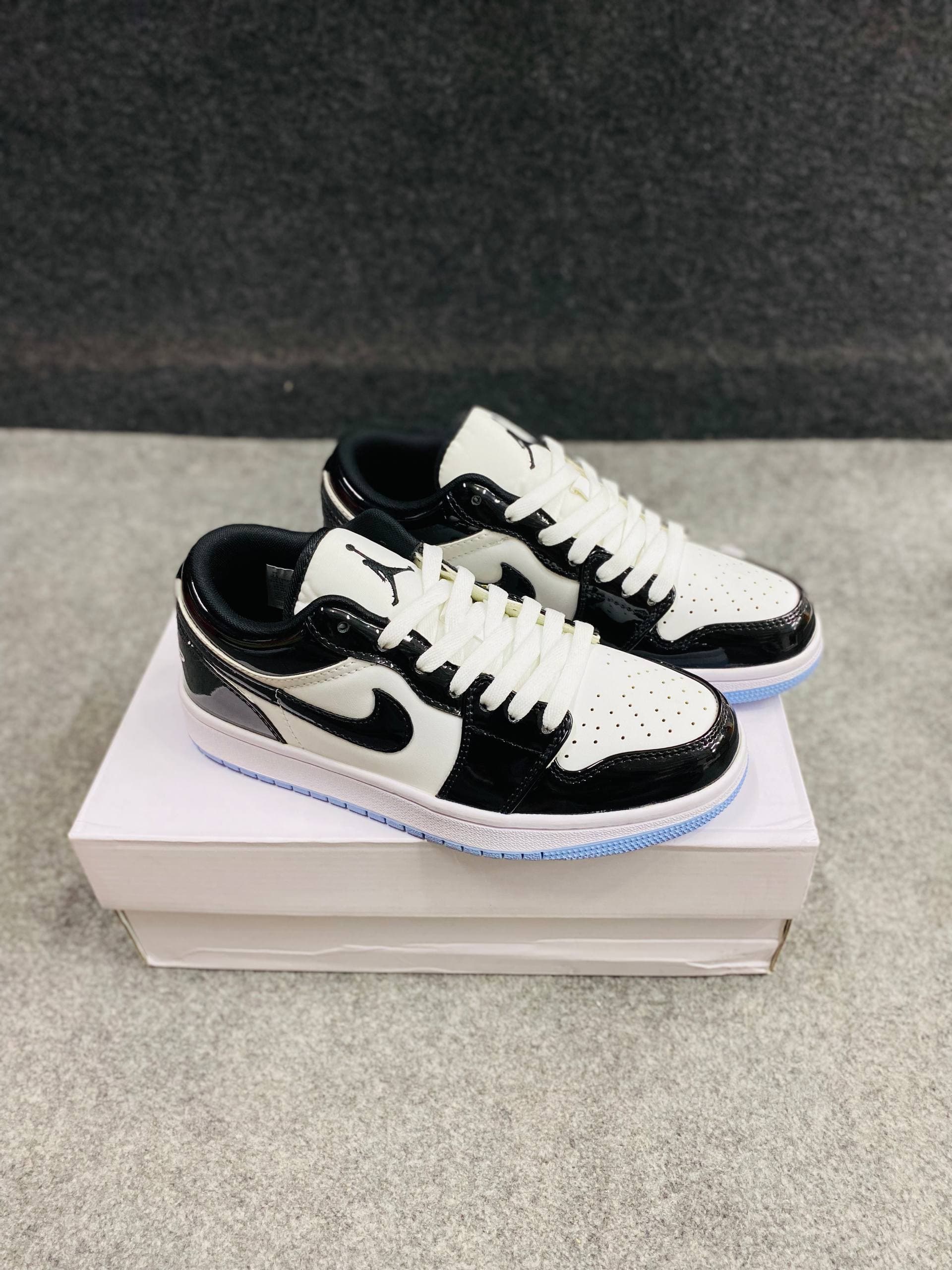 Air Jordan 1 High-style Black/White Sneaker